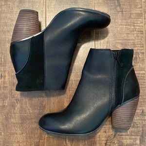 EMU Blumont Boot. Size 8. Leather & Suede. Side zip. Stacked heel. Barely worn.